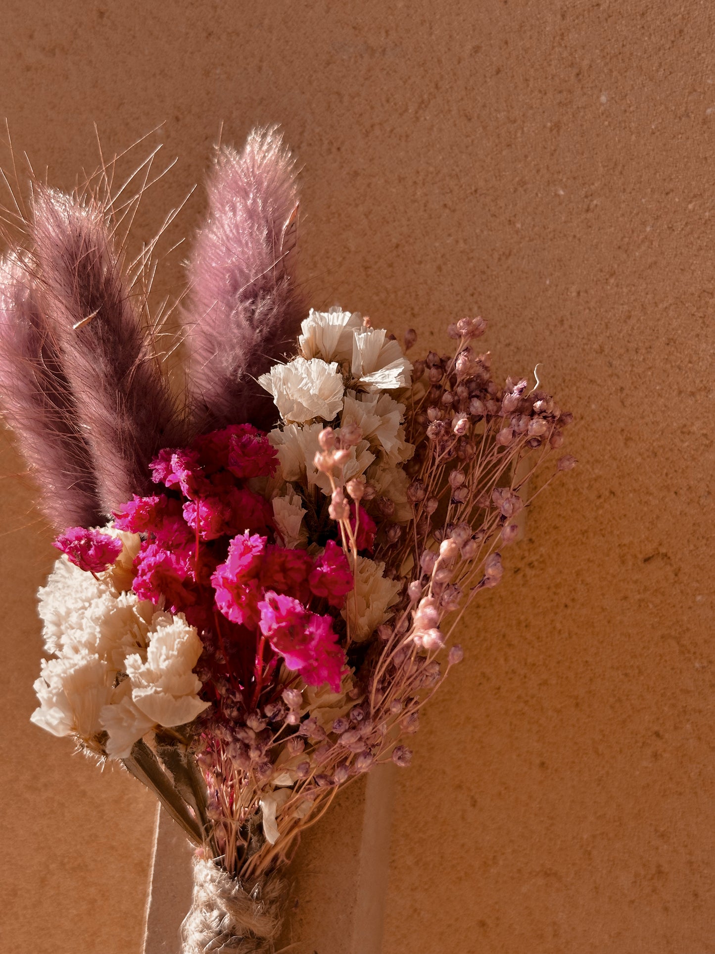 Letras medianas con flor preservada