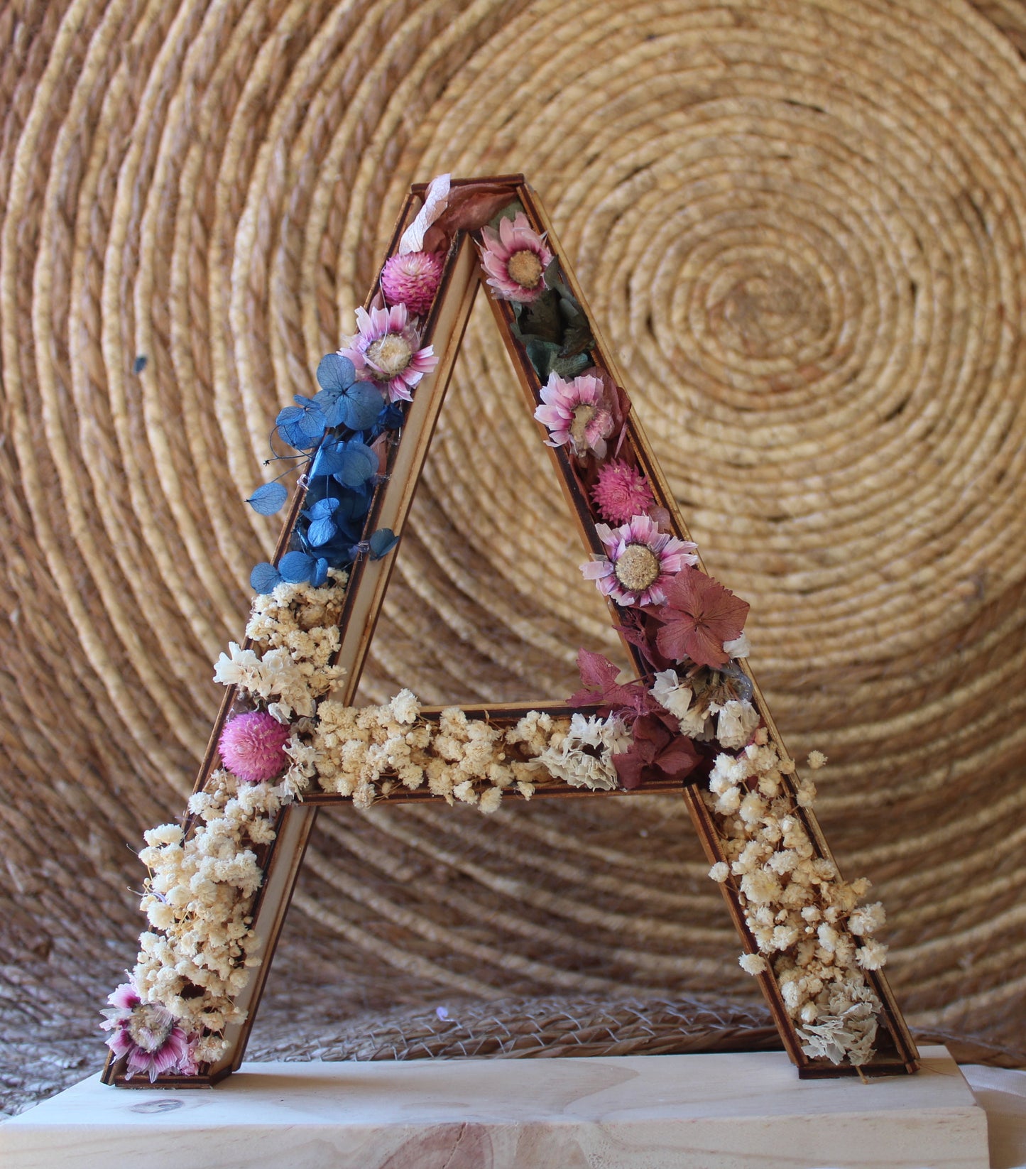 Letras de madera con flor prerservada