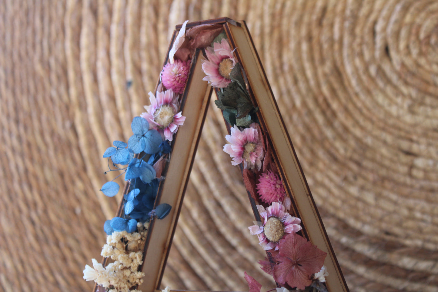 Letras de madera con flor prerservada