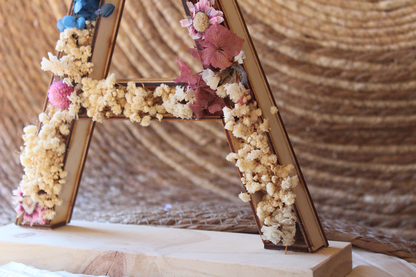 Letras de madera con flor prerservada
