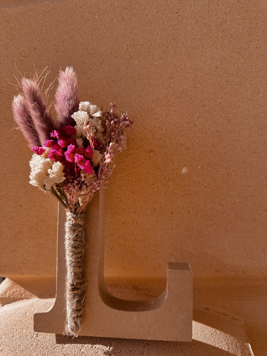 Letras medianas con flor preservada
