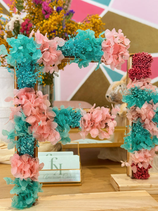 Letras de madera con flor prerservada