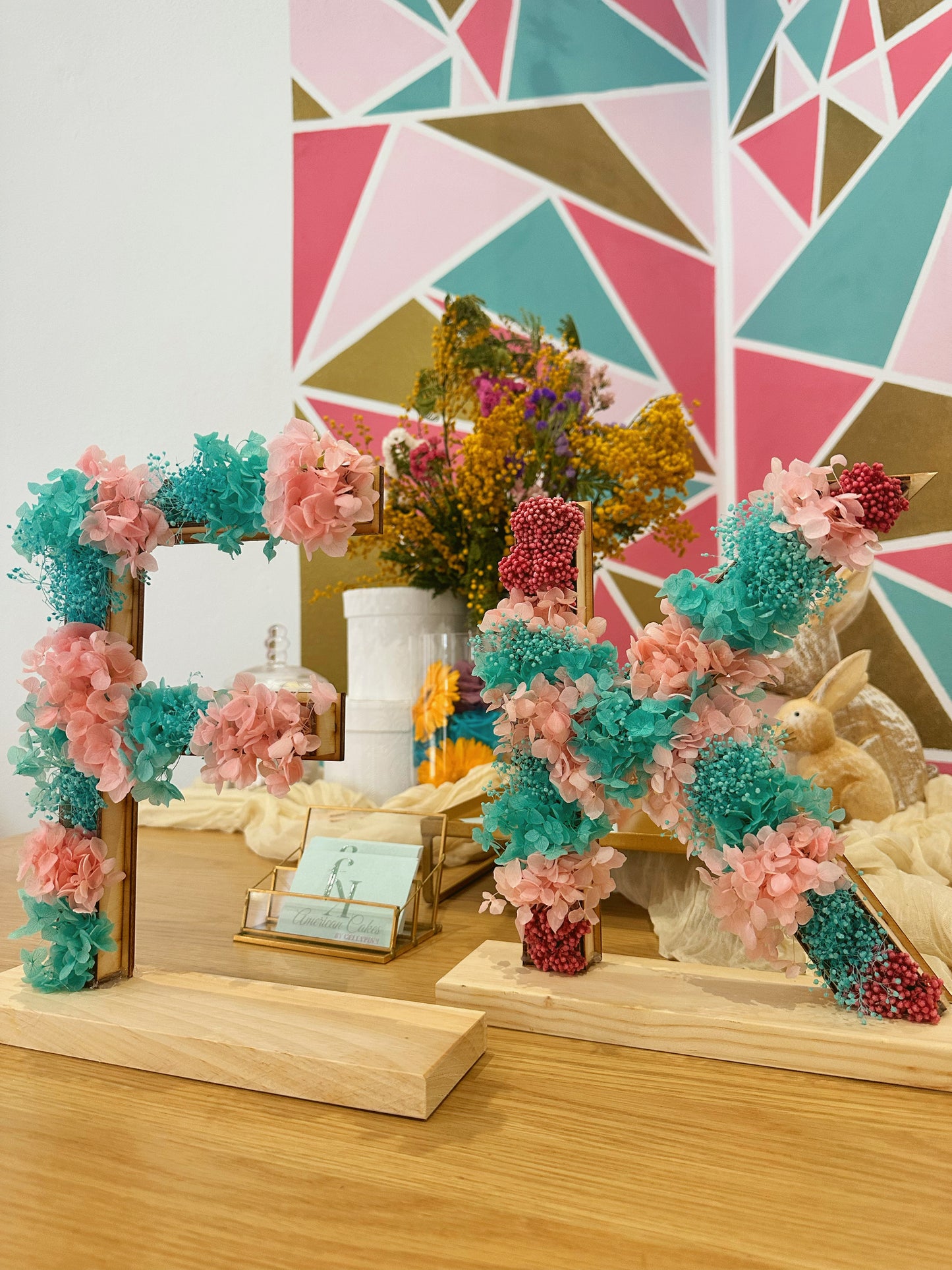 Letras de madera con flor prerservada