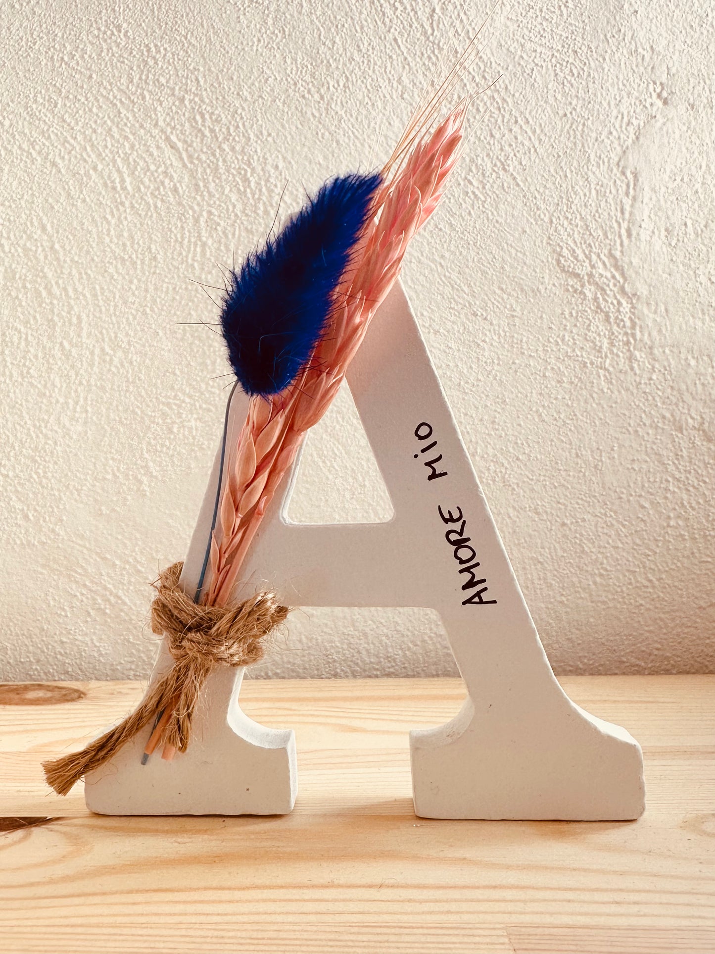 Letras de maderas pequeñas con flor preservada