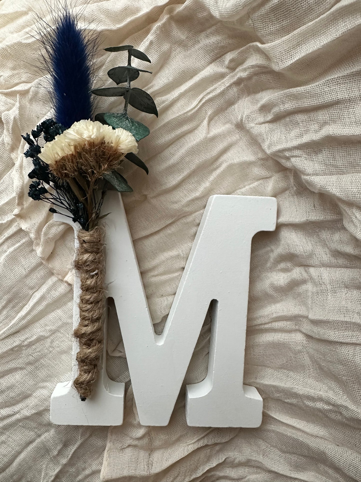 Letras de maderas pequeñas con flor preservada