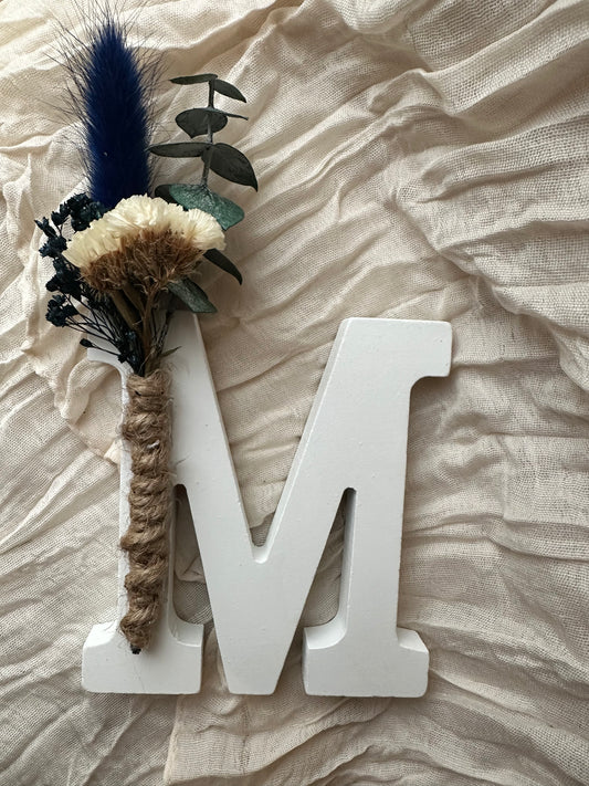 Letras de maderas pequeñas con flor preservada